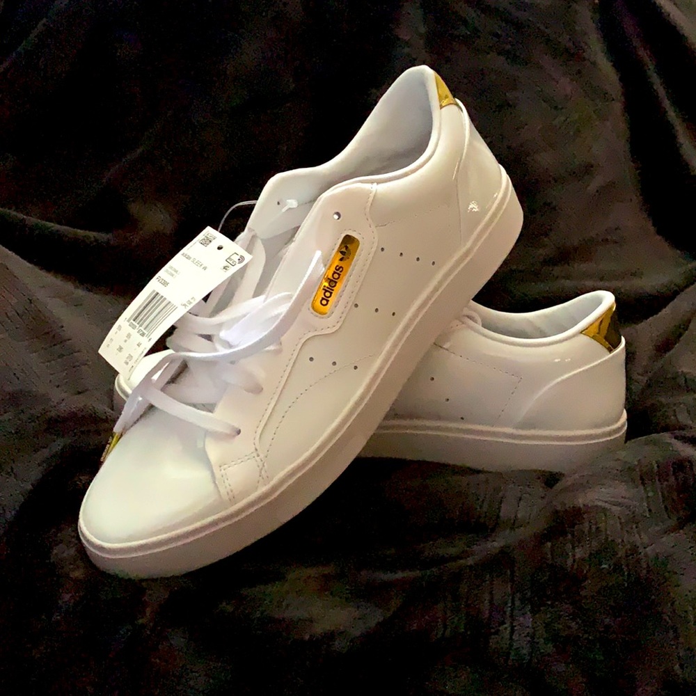NWT ADIDAS SLEEK SHOES
Cloud White /Gold